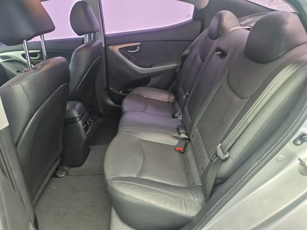 HYUNDAI Avante - Vista 12