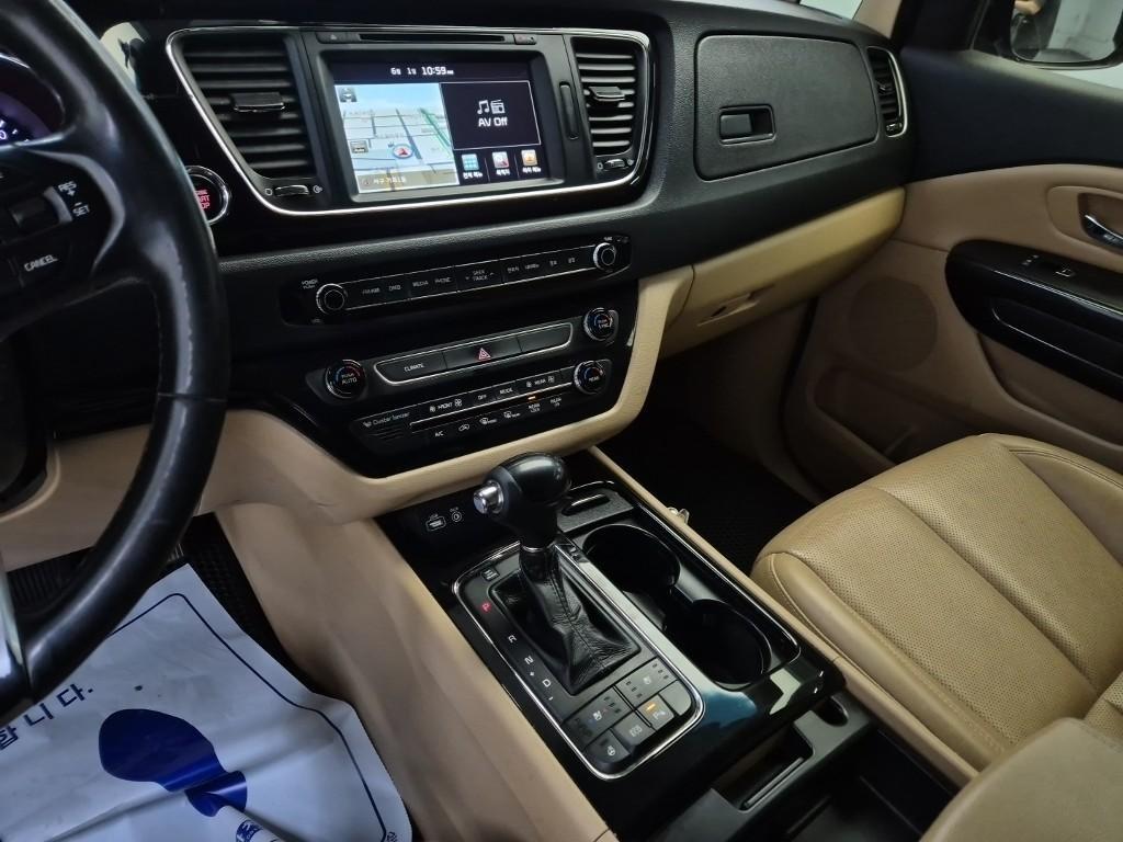 KIA Carnival - Vista 10