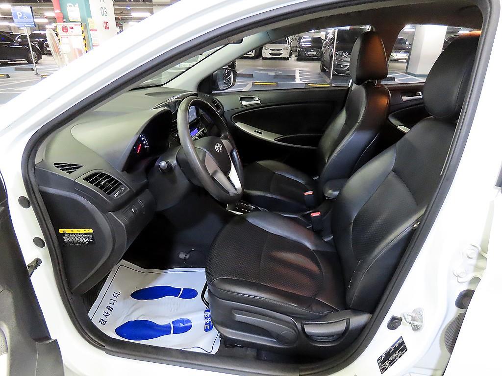 HYUNDAI Accent - Vista 6