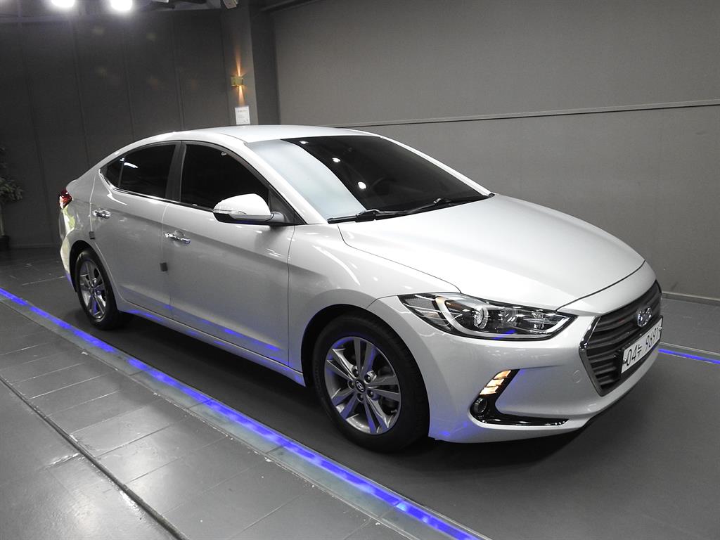HYUNDAI Avante - Vista 2