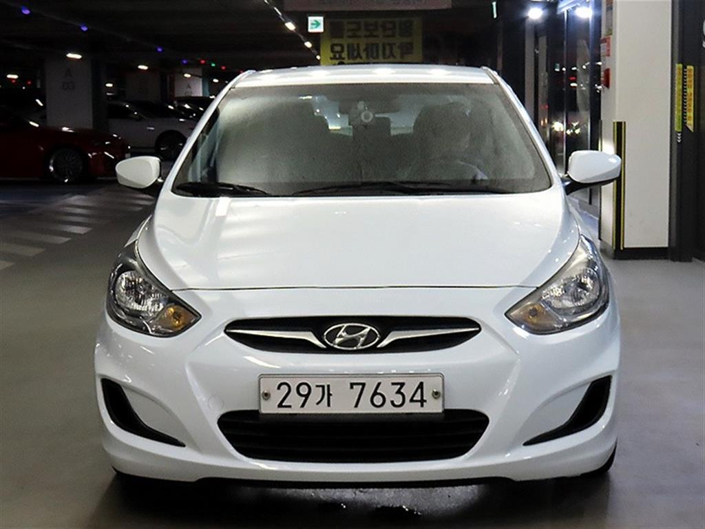 HYUNDAI Accent - Vista 2