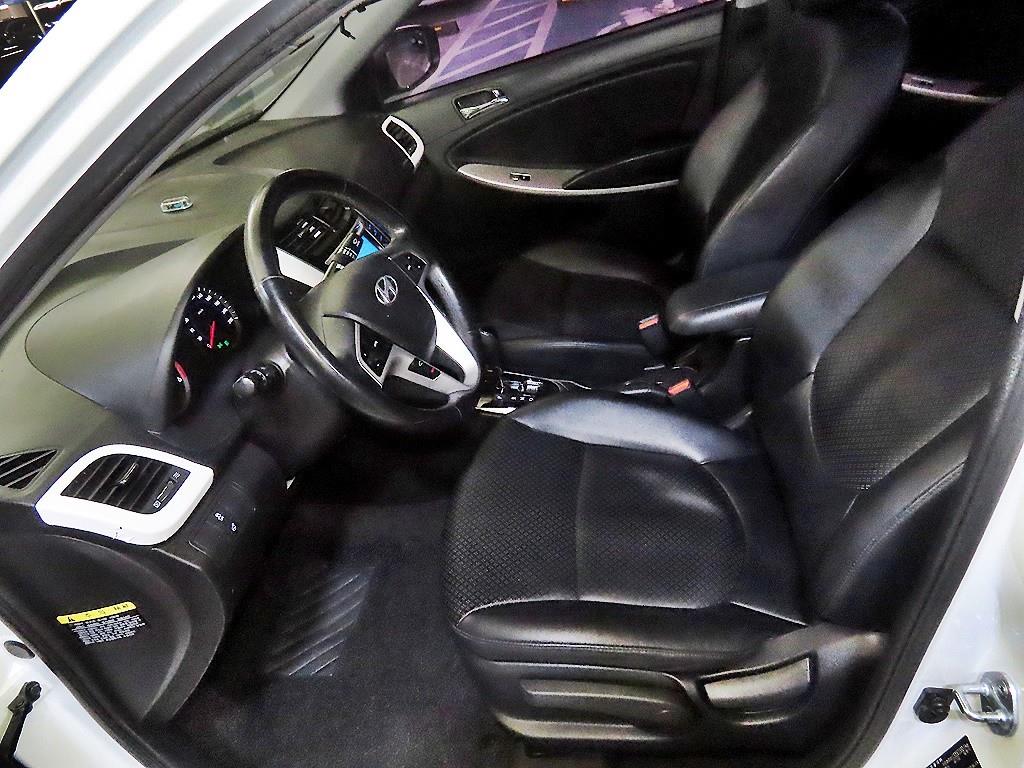 HYUNDAI Accent - Vista 6