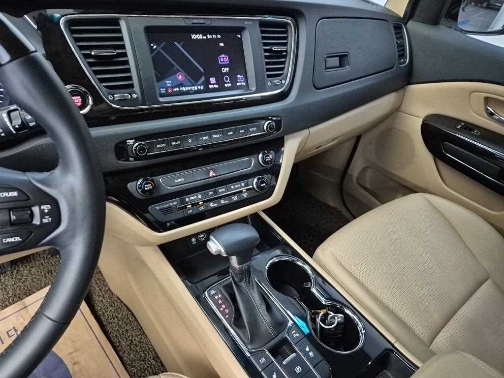 KIA Carnival - Vista 10