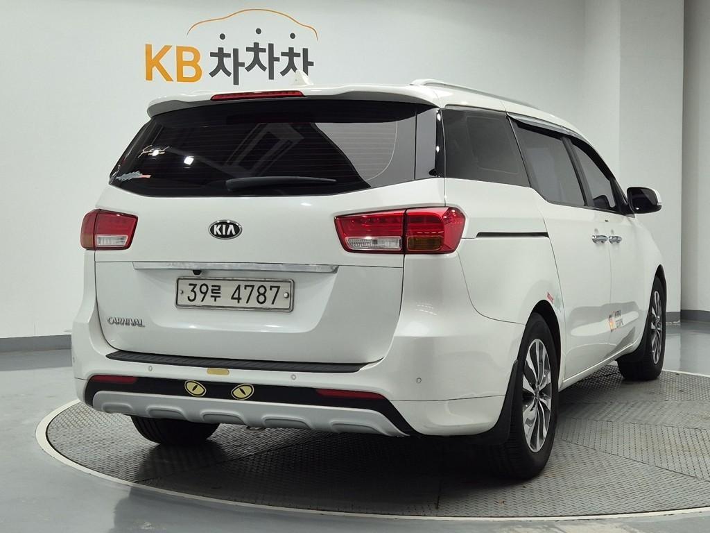 KIA Carnival - Vista 3