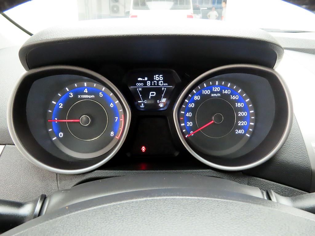 HYUNDAI Avante - Vista 5