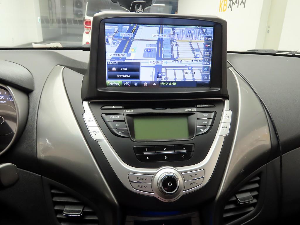 HYUNDAI Avante - Vista 9