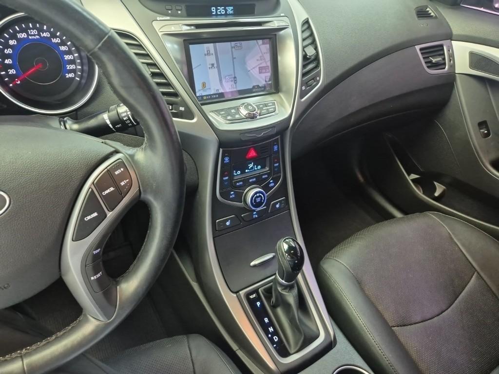 HYUNDAI Avante - Vista 10