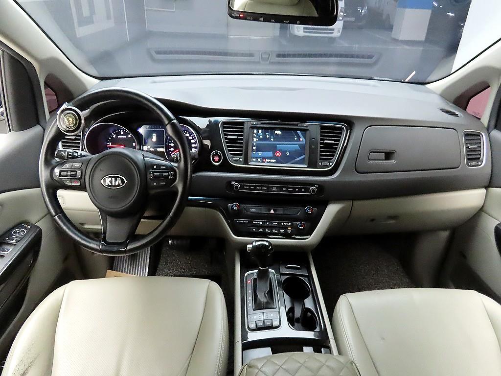 KIA Carnival - Vista 8