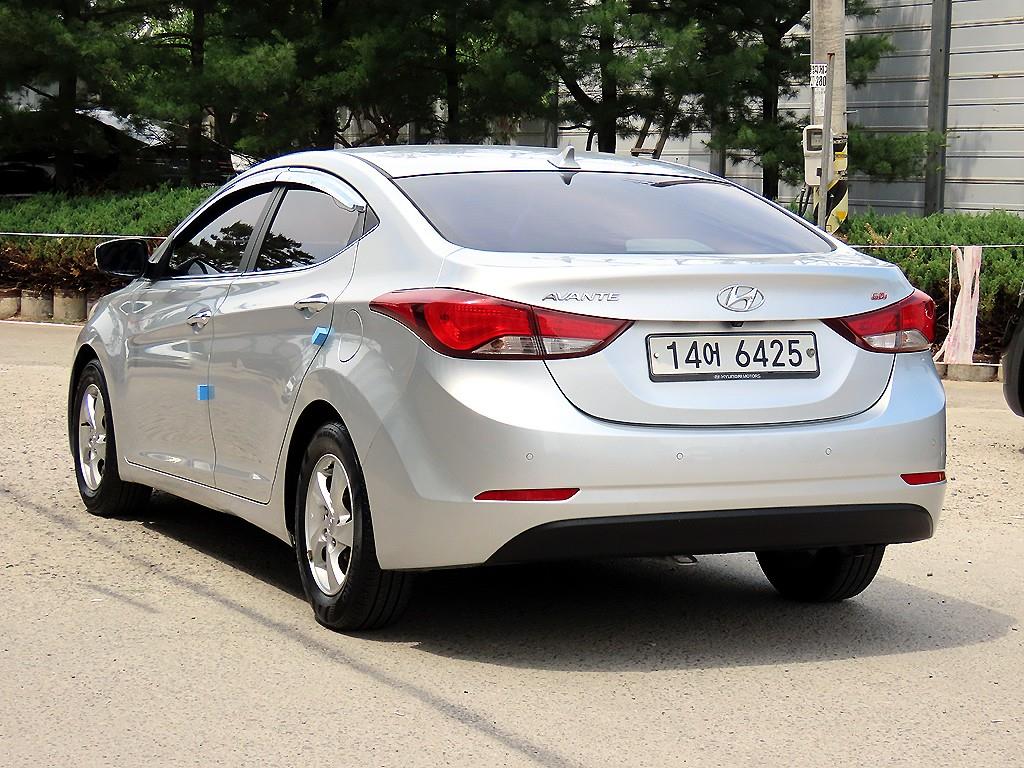 HYUNDAI Avante - Vista 3