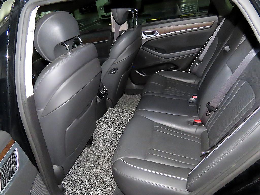 HYUNDAI Genesis - Vista 7