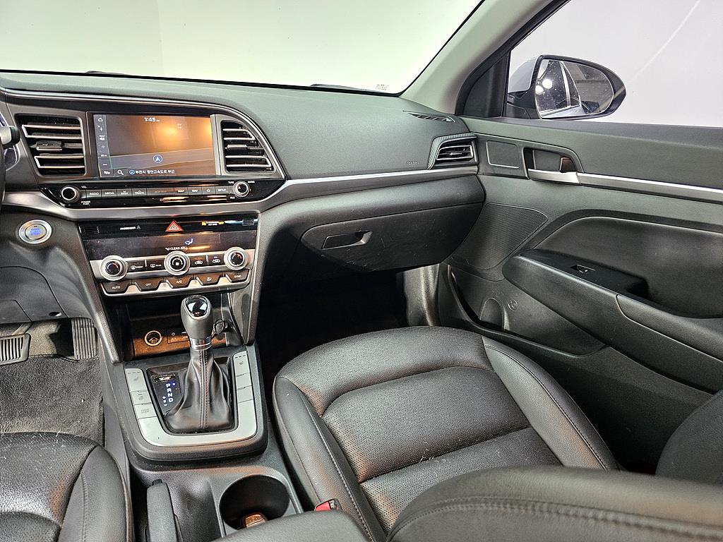 HYUNDAI Avante - Vista 10