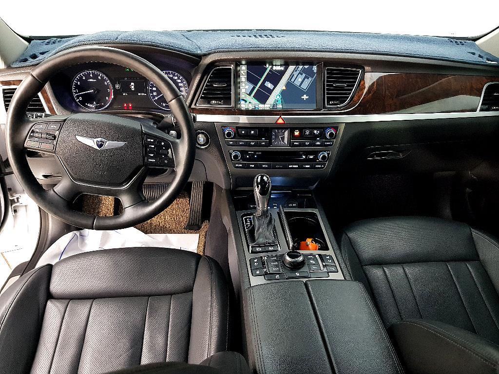 HYUNDAI Genesis - Vista 5
