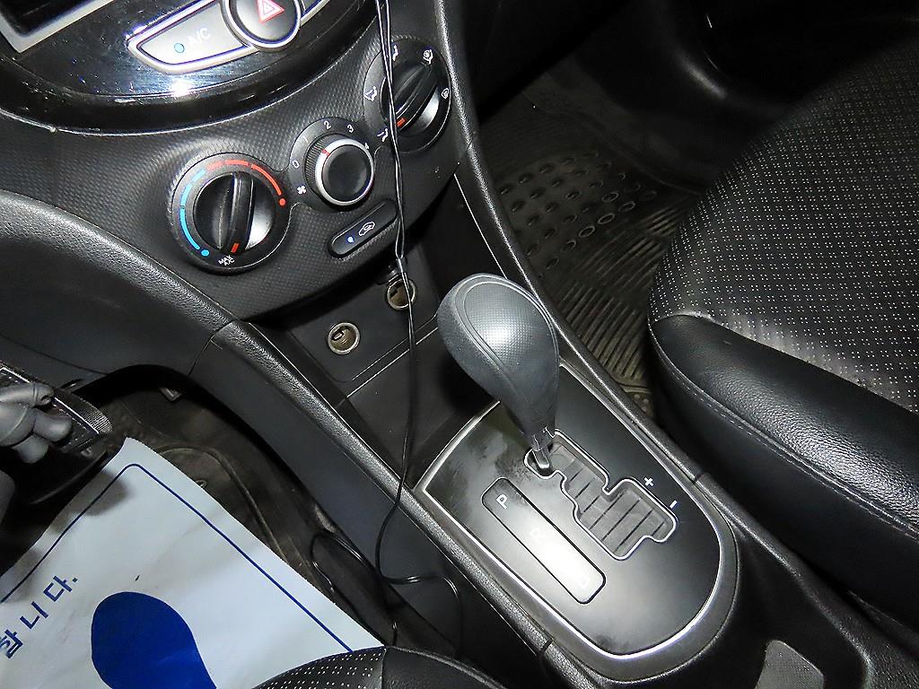 HYUNDAI Accent - Vista 12