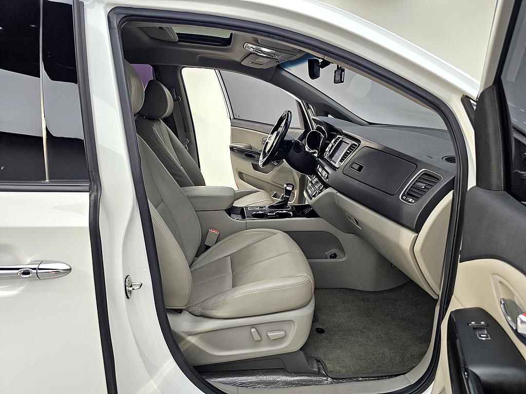 KIA Carnival - Vista 11