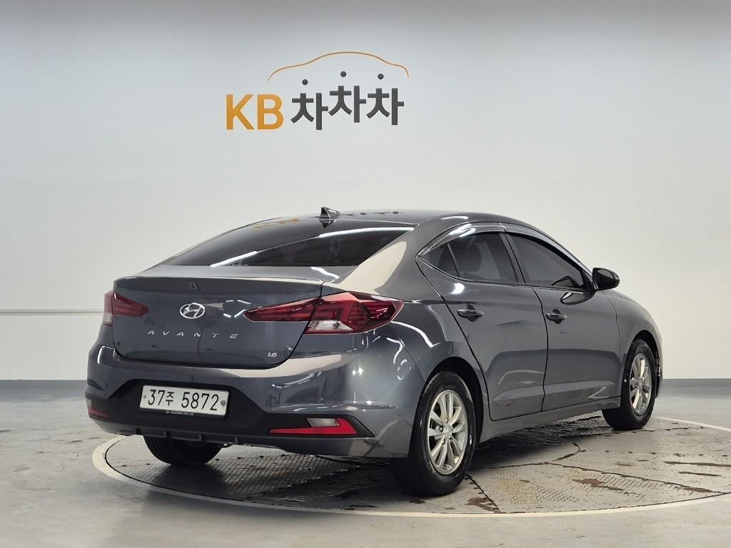 HYUNDAI Avante - Vista 2