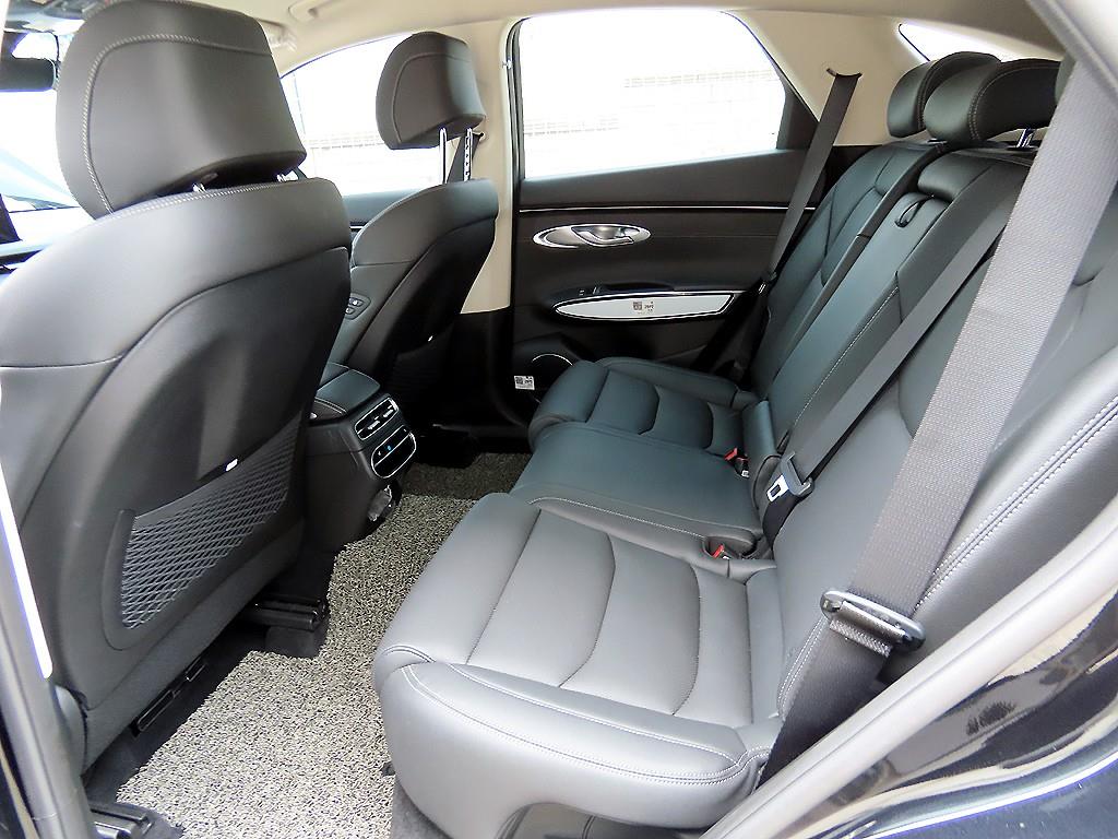 Genesis GV70 - Vista 6