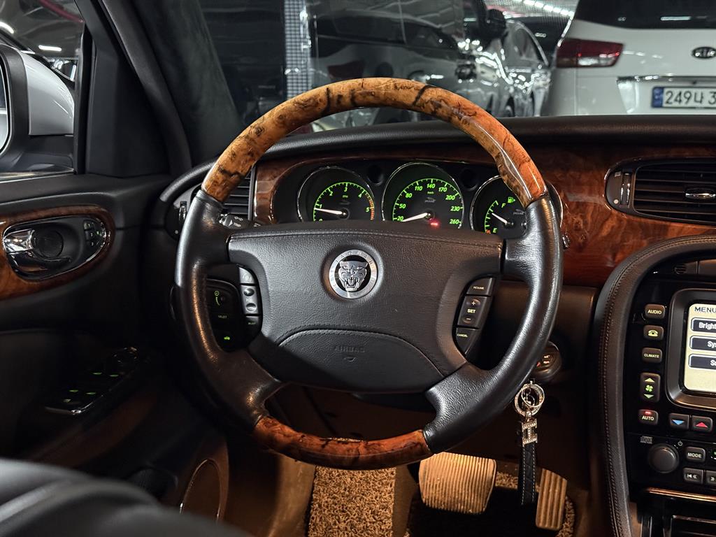 Jaguar XJ - Vista 9