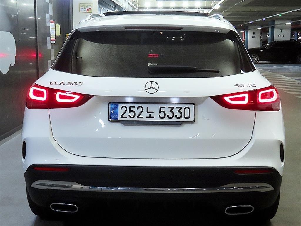 Mercedes Benz GLA Class - Vista 5
