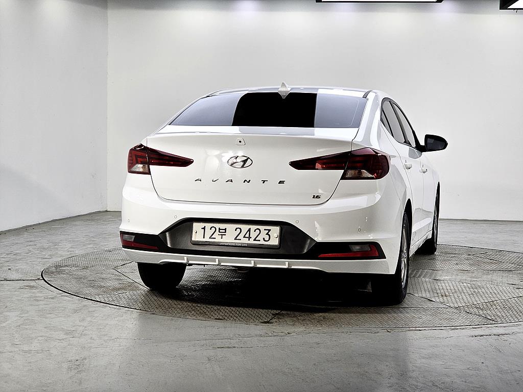 HYUNDAI Avante - Vista 3