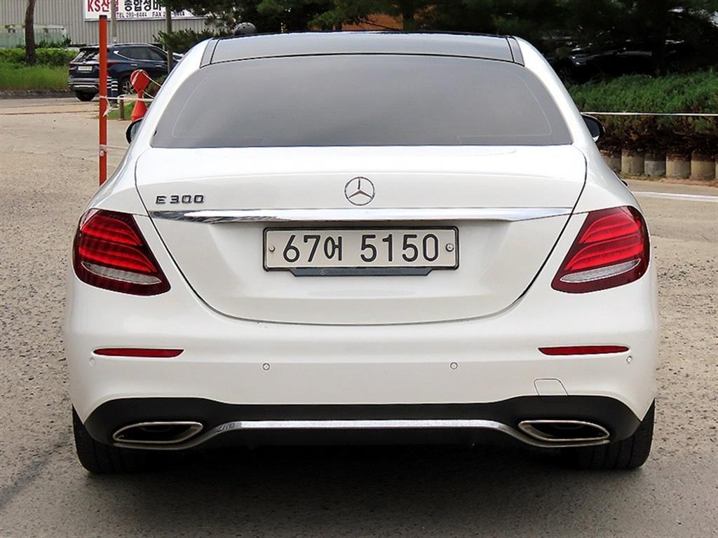 Mercedes Benz E class - Vista 4