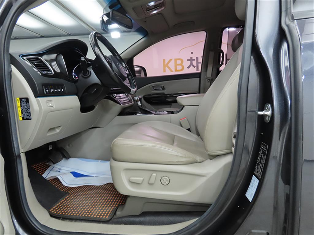 KIA Carnival - Vista 5