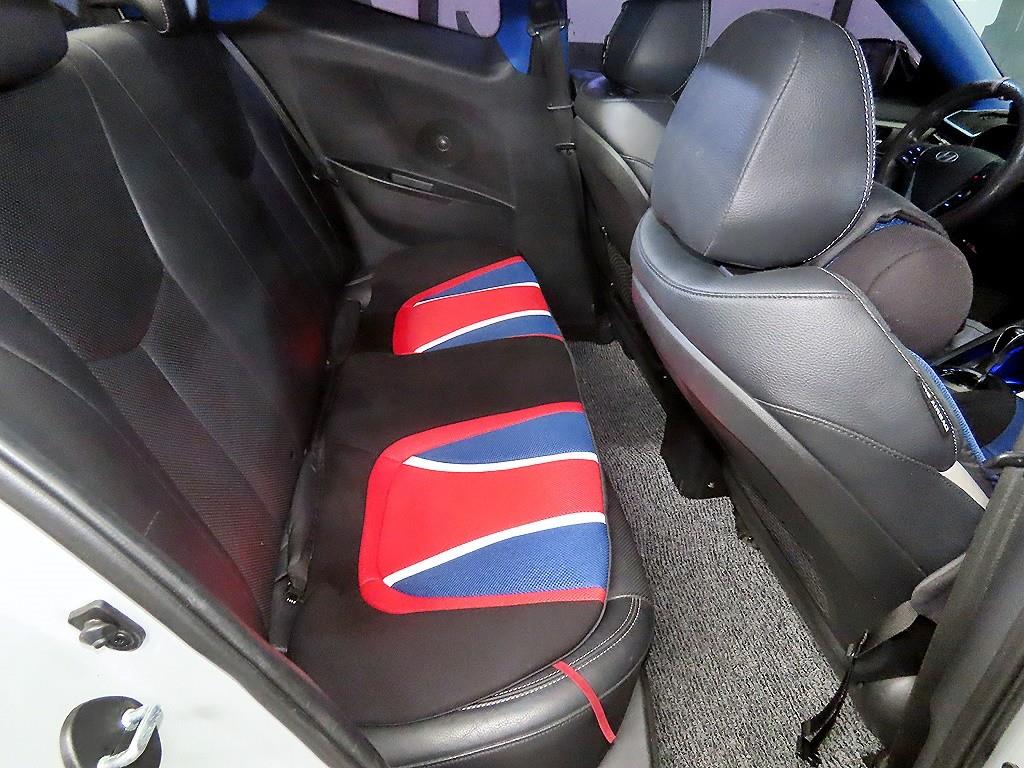 HYUNDAI Veloster - Vista 7