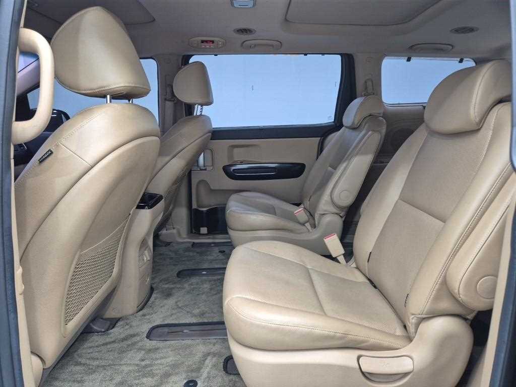 KIA Carnival - Vista 12