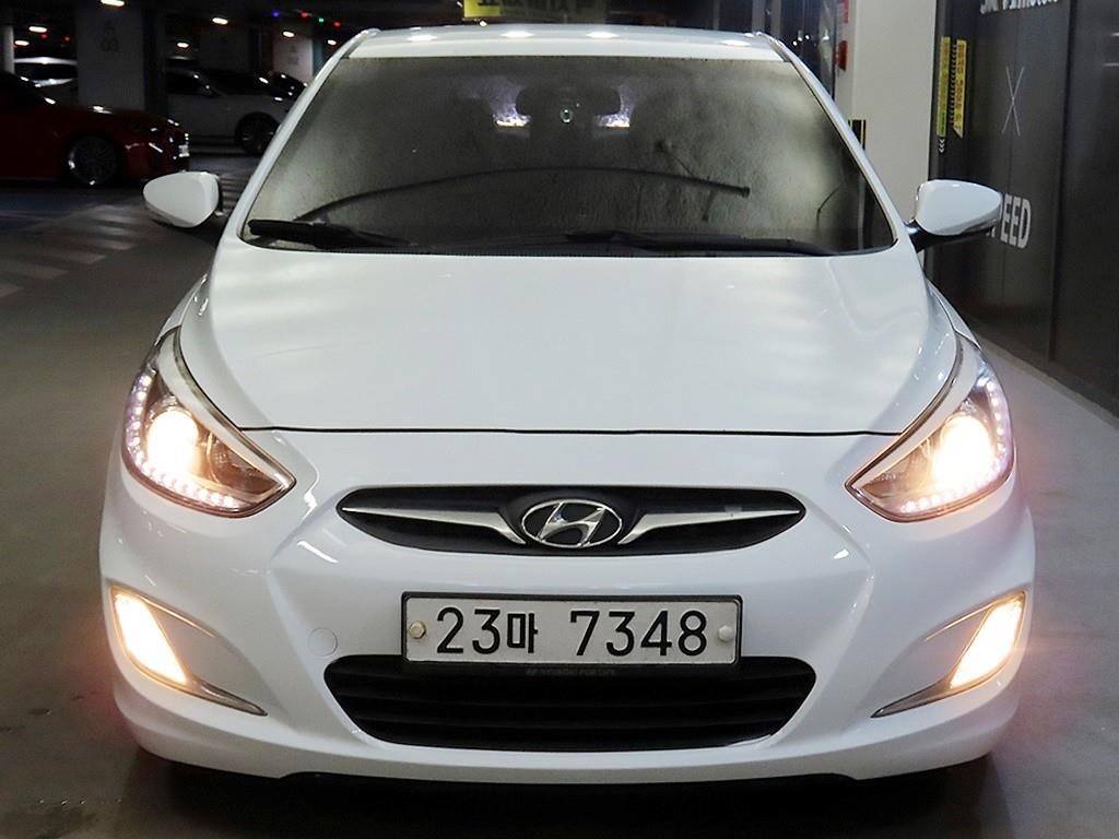 HYUNDAI Accent - Vista 2