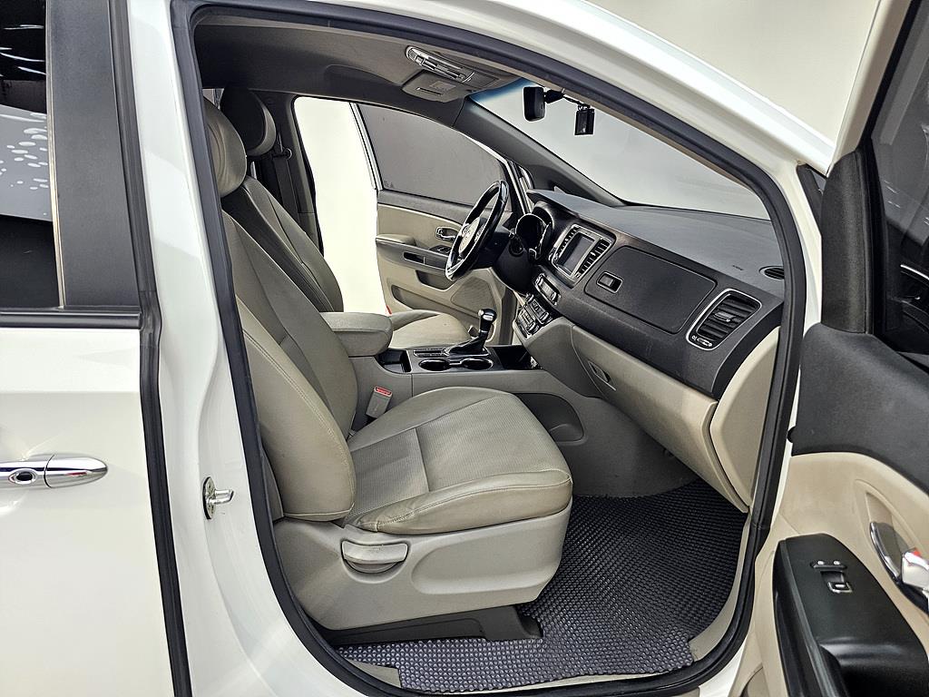 KIA Carnival - Vista 11