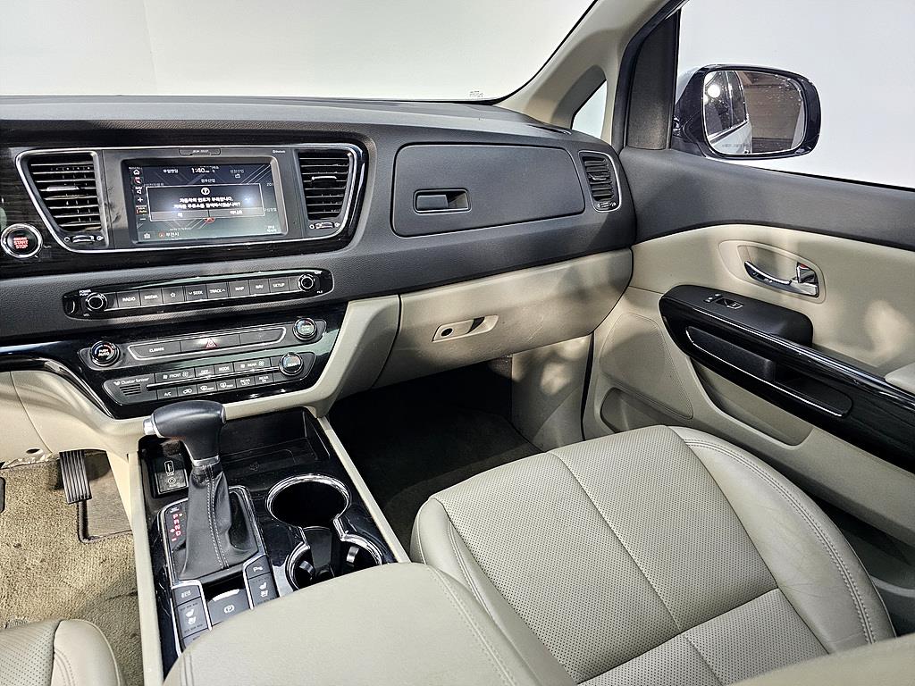 KIA Carnival - Vista 10