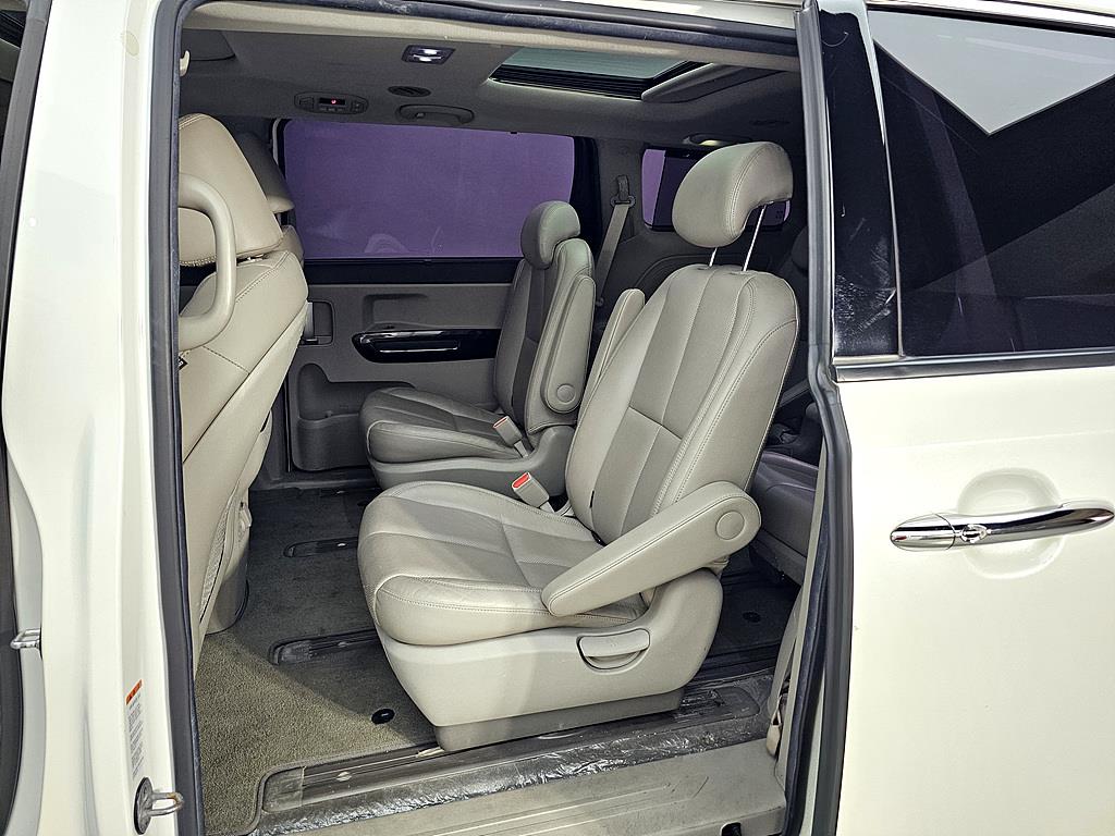 KIA Carnival - Vista 9