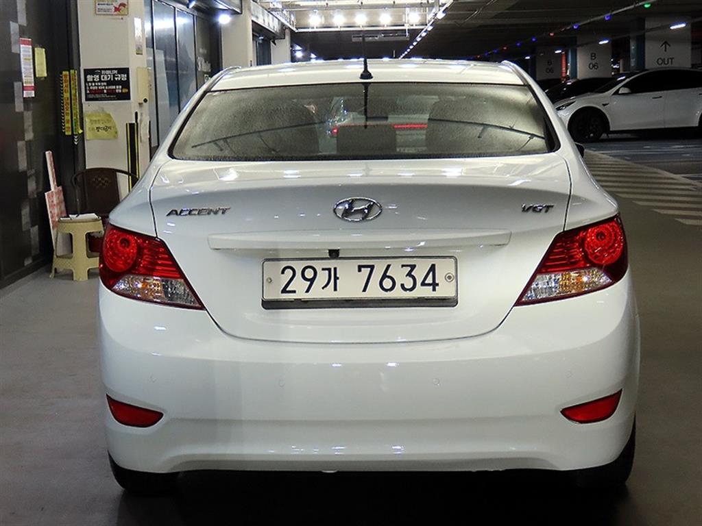 HYUNDAI Accent - Vista 5