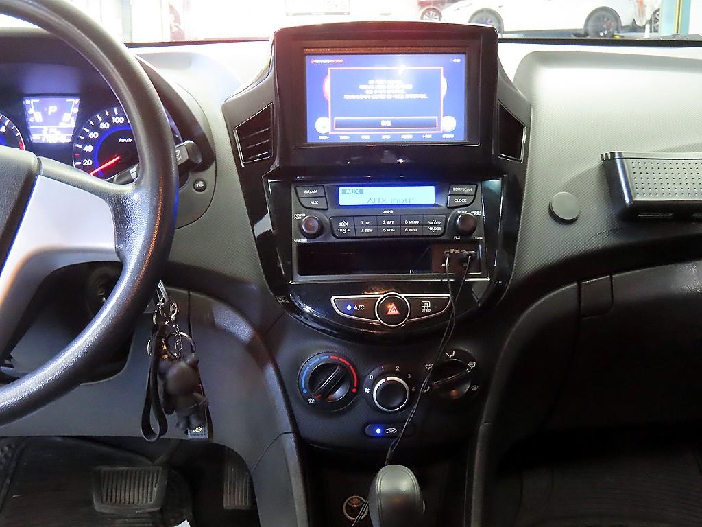 HYUNDAI Accent - Vista 11
