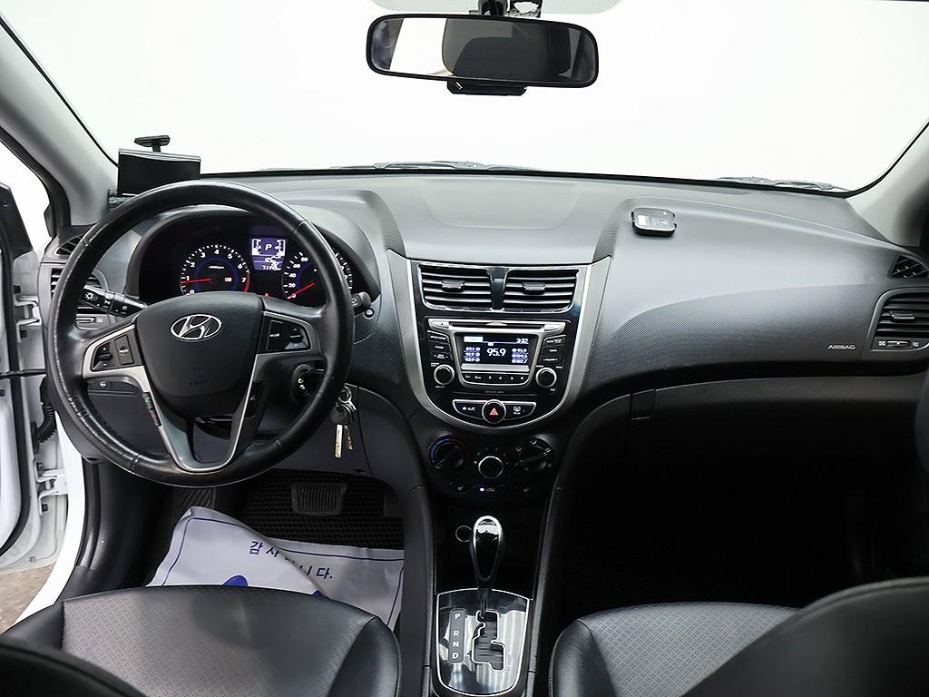 HYUNDAI Accent - Vista 9