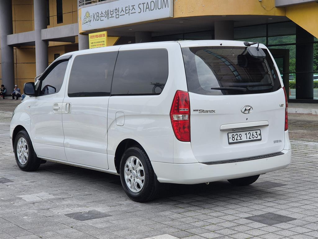 HYUNDAI Starex - Vista 6