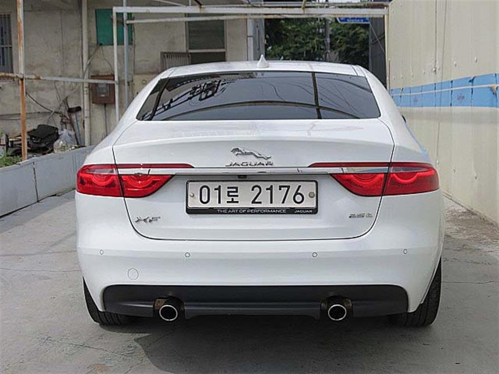 Jaguar XF - Vista 5