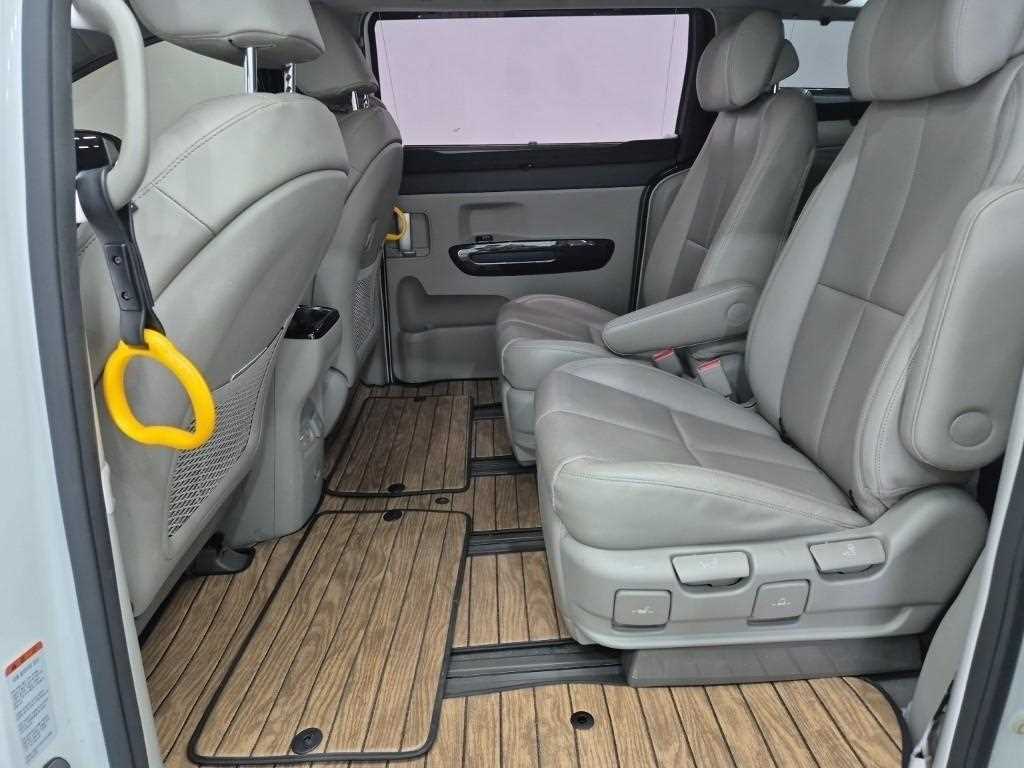 KIA Carnival - Vista 12