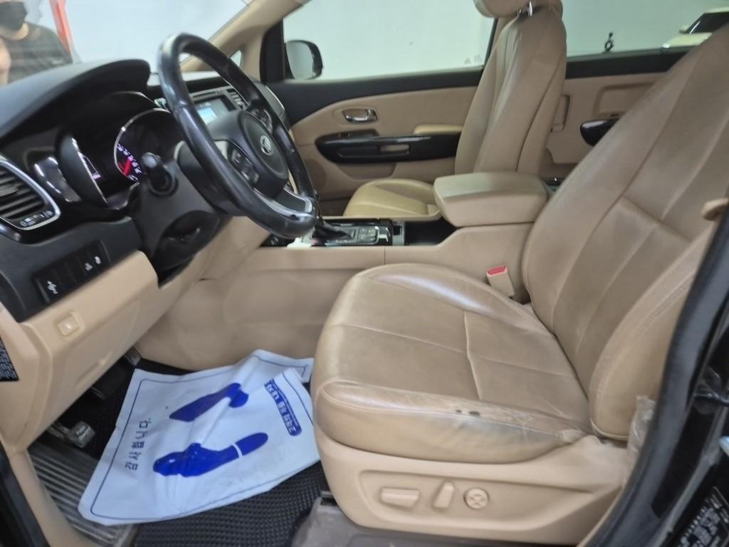 KIA Carnival - Vista 11