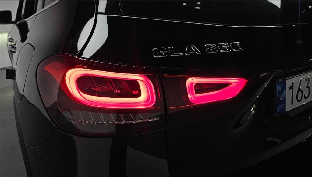 Mercedes Benz GLA Class - Vista 8