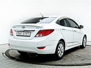 HYUNDAI Accent - Vista 8