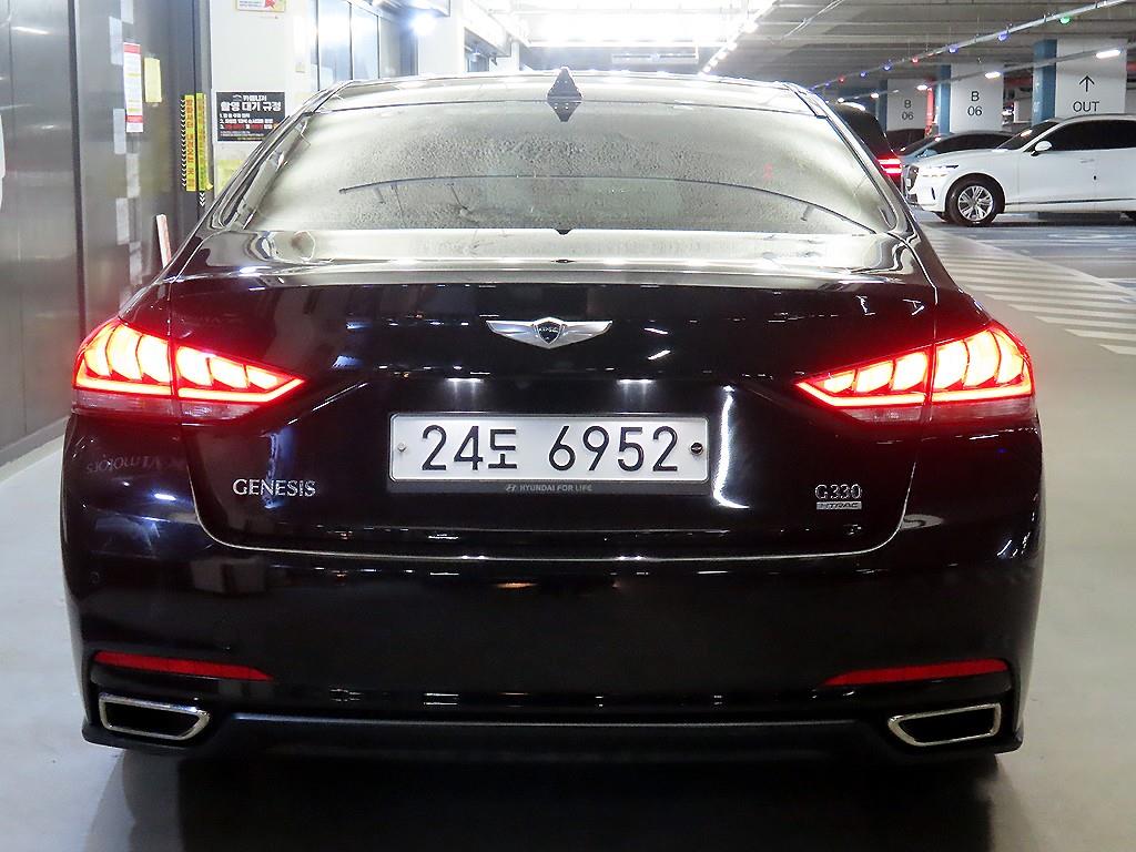 HYUNDAI Genesis - Vista 5