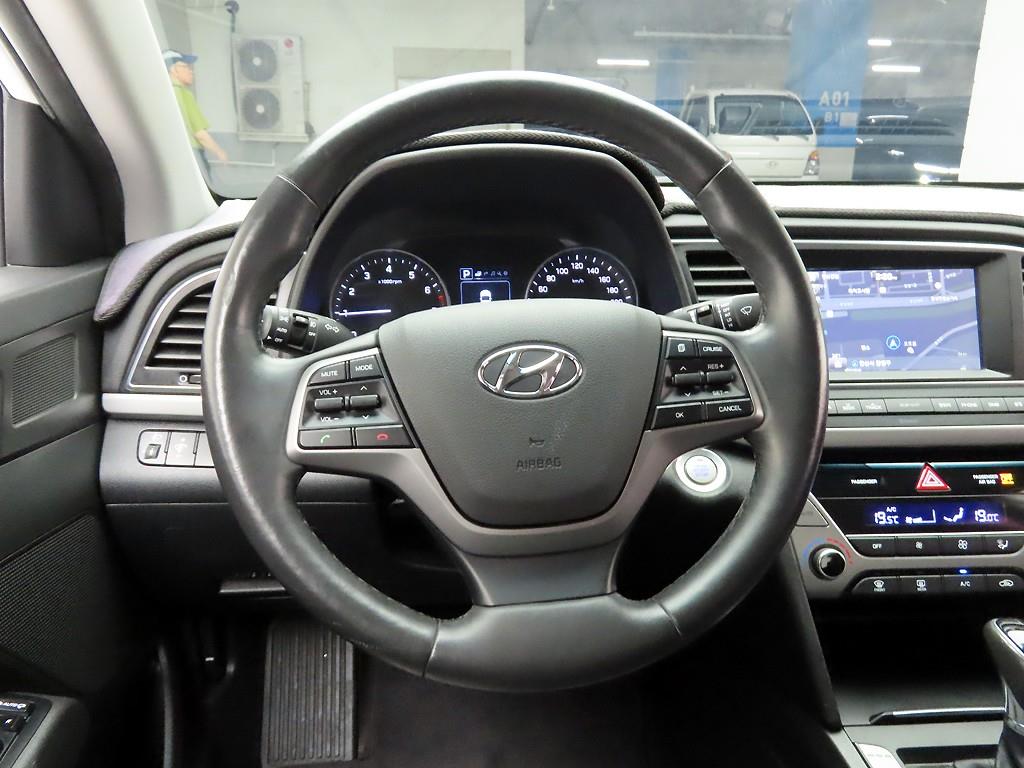 HYUNDAI Avante - Vista 7