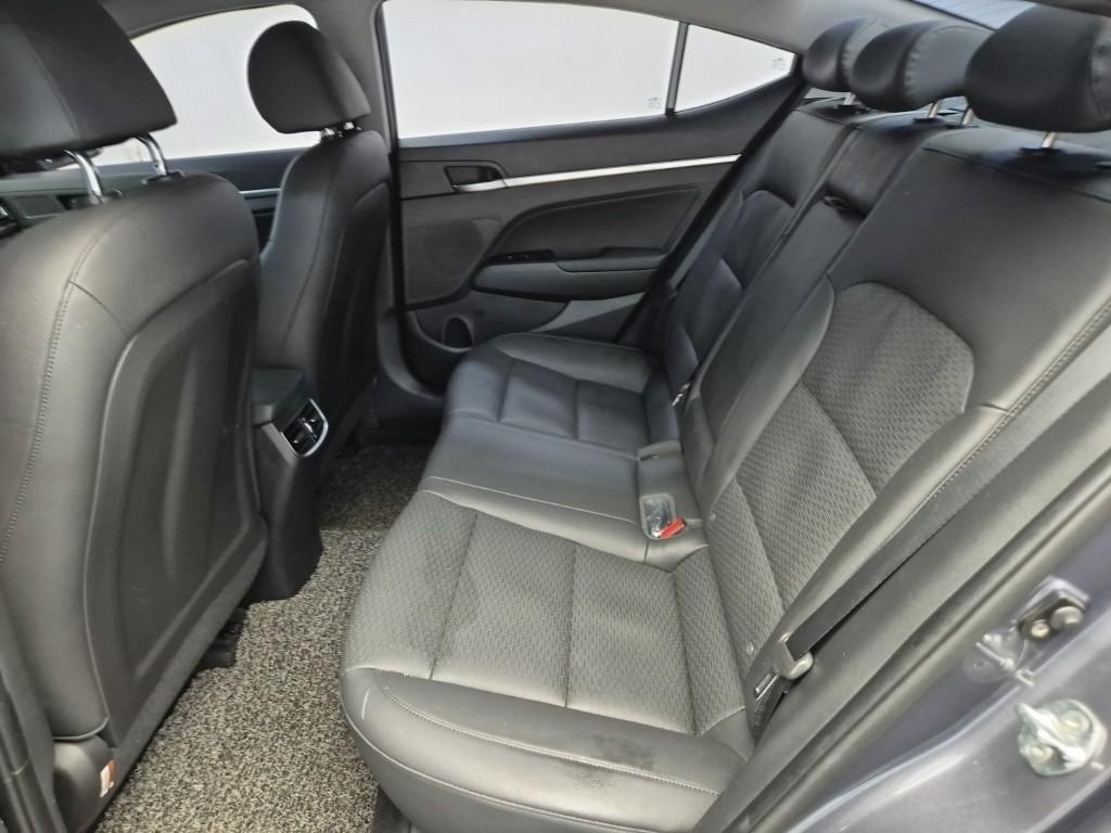 HYUNDAI Avante - Vista 12