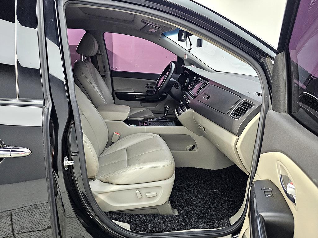 KIA Carnival - Vista 11
