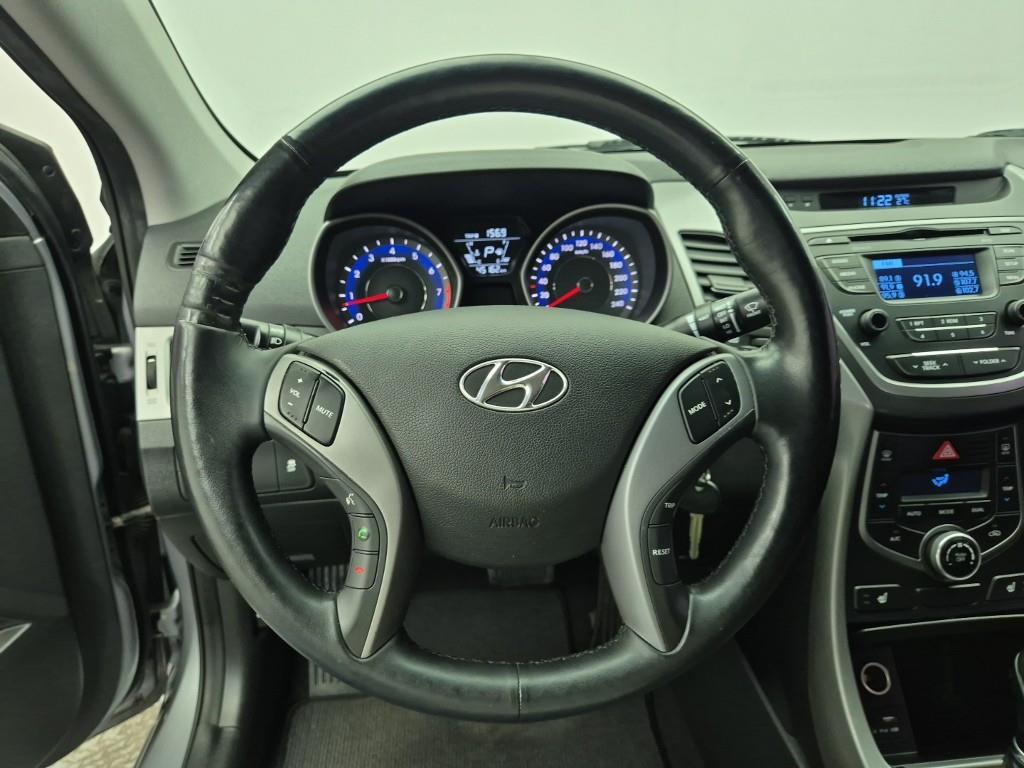 HYUNDAI Avante - Vista 9
