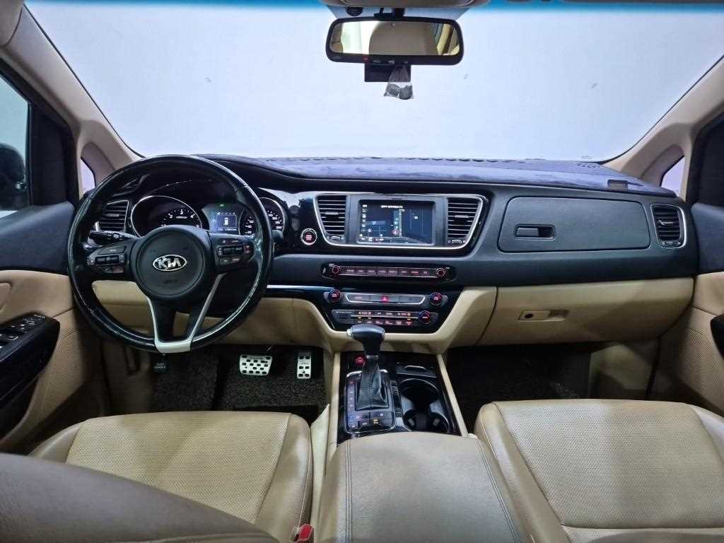 KIA Carnival - Vista 7
