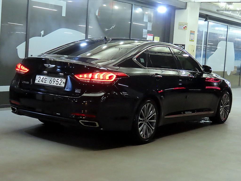 HYUNDAI Genesis - Vista 4