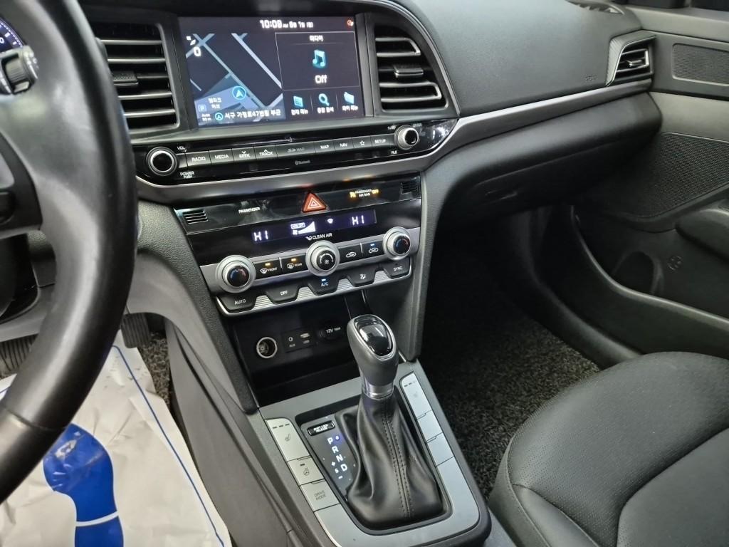 HYUNDAI Avante - Vista 9