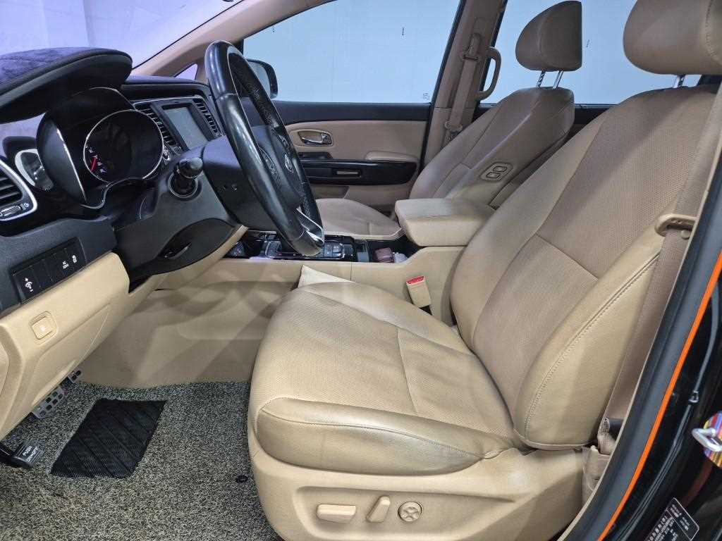 KIA Carnival - Vista 11