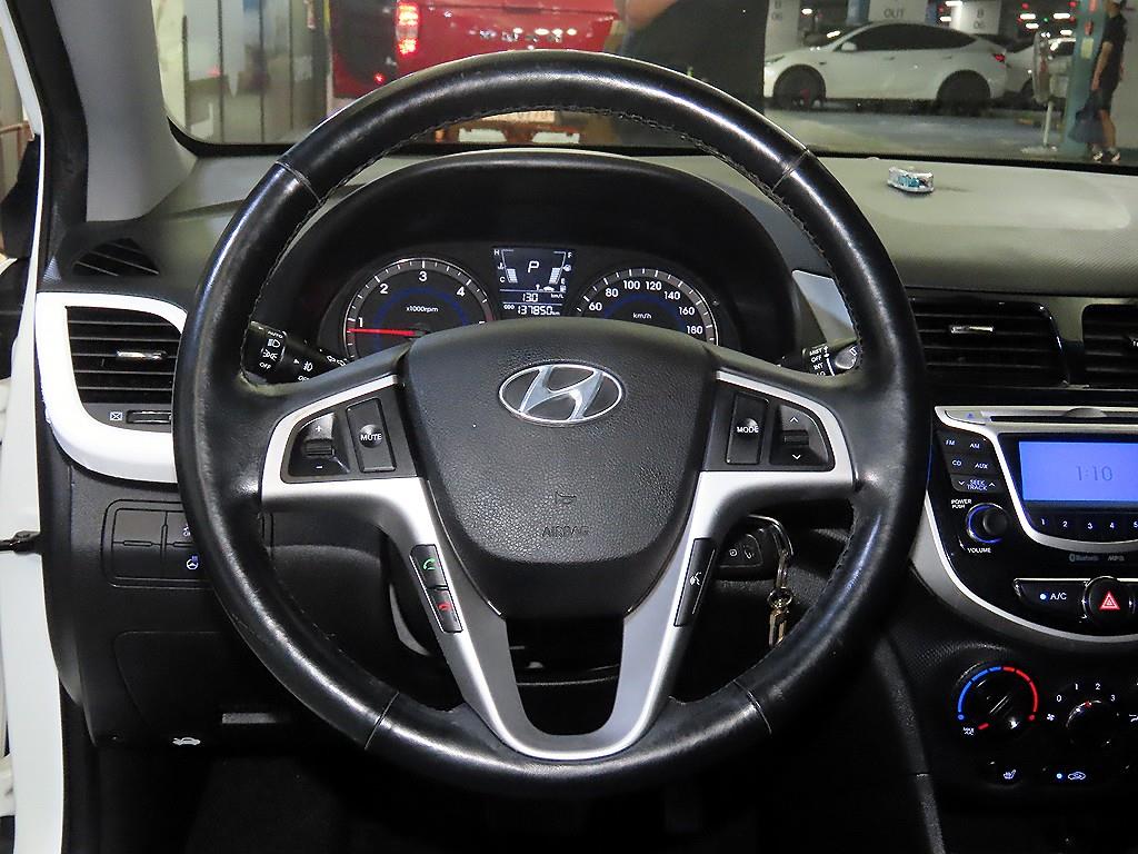 HYUNDAI Accent - Vista 8